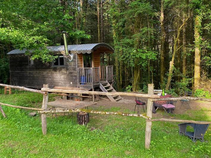 Gîte pour 3 personnes, avec Terrasse ainsi que Jardin et Vue à Bassignac-le-Bas