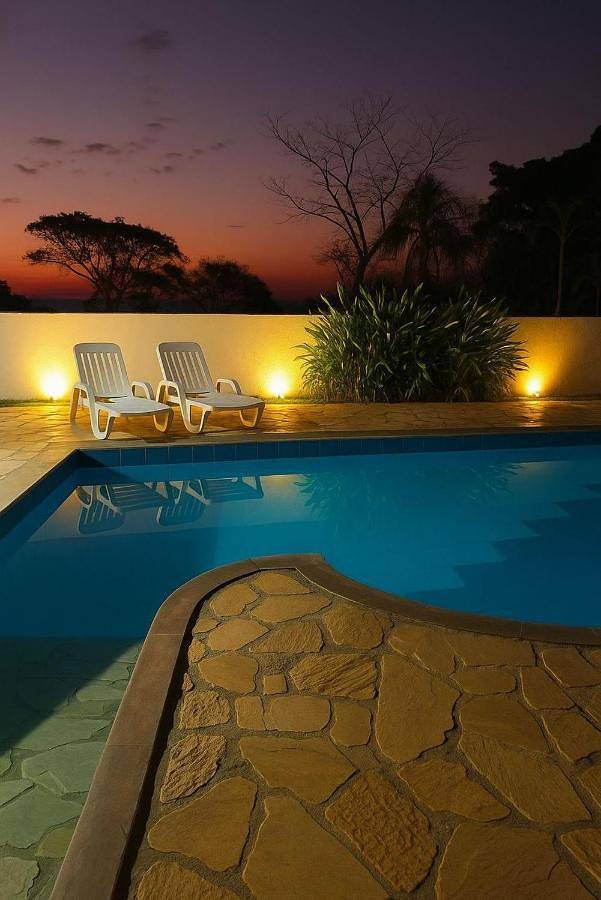 Pousadas para 3 pessoas, com piscina e sauna e ainda jardim and jacuzzi em Chapada dos Guimarães