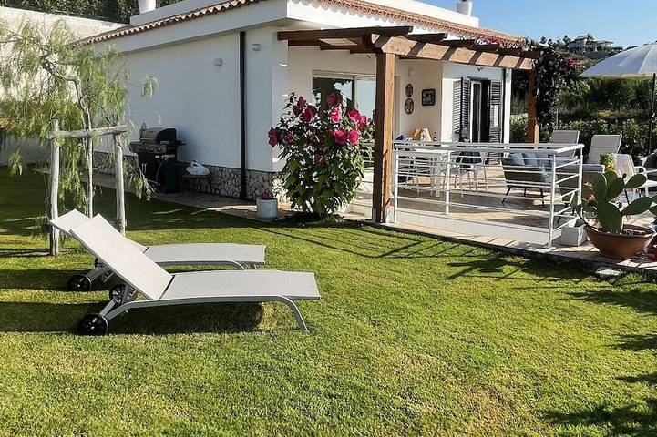 Villa pour 6 personnes, avec jacuzzi et jardin ainsi que piscine et balcon, animaux acceptés - 1