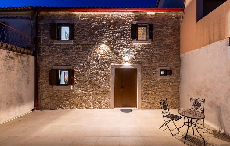 Gemütliche Wohnung mit Pool, WLAN und Parkplatz in Küstennähe in Novigradsko More, Zadar