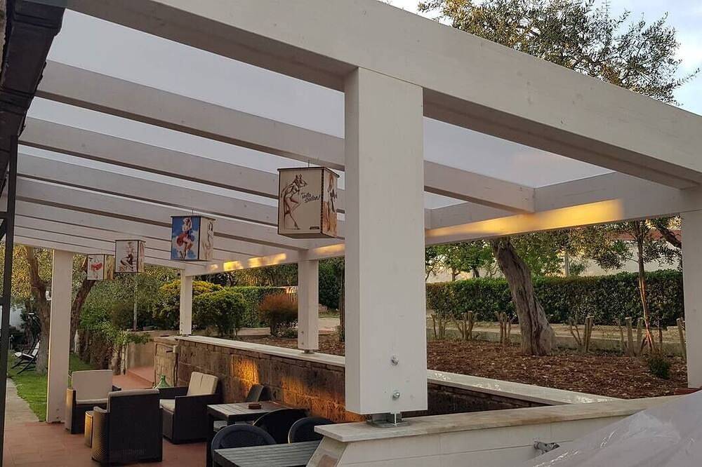 Rural detached house surrounded by greenery, healthy air and plenty of outdoor space. in Bari, Region de Bari