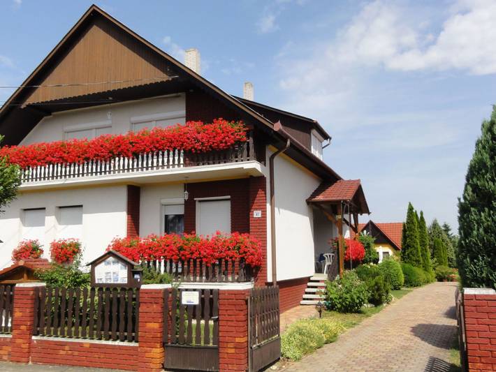 Ferienwohnung für 6 Personen, mit Balkon und Terrasse sowie Garten in Zalakaros