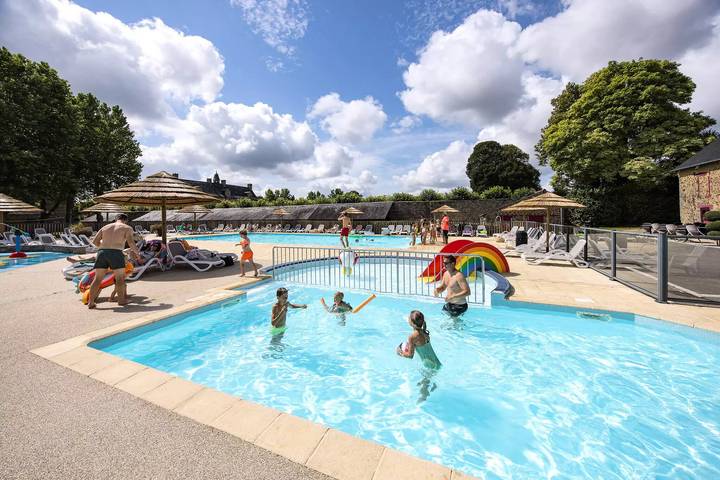 Camping pour 6 personnes, avec Terrasse et Piscine à Léhon