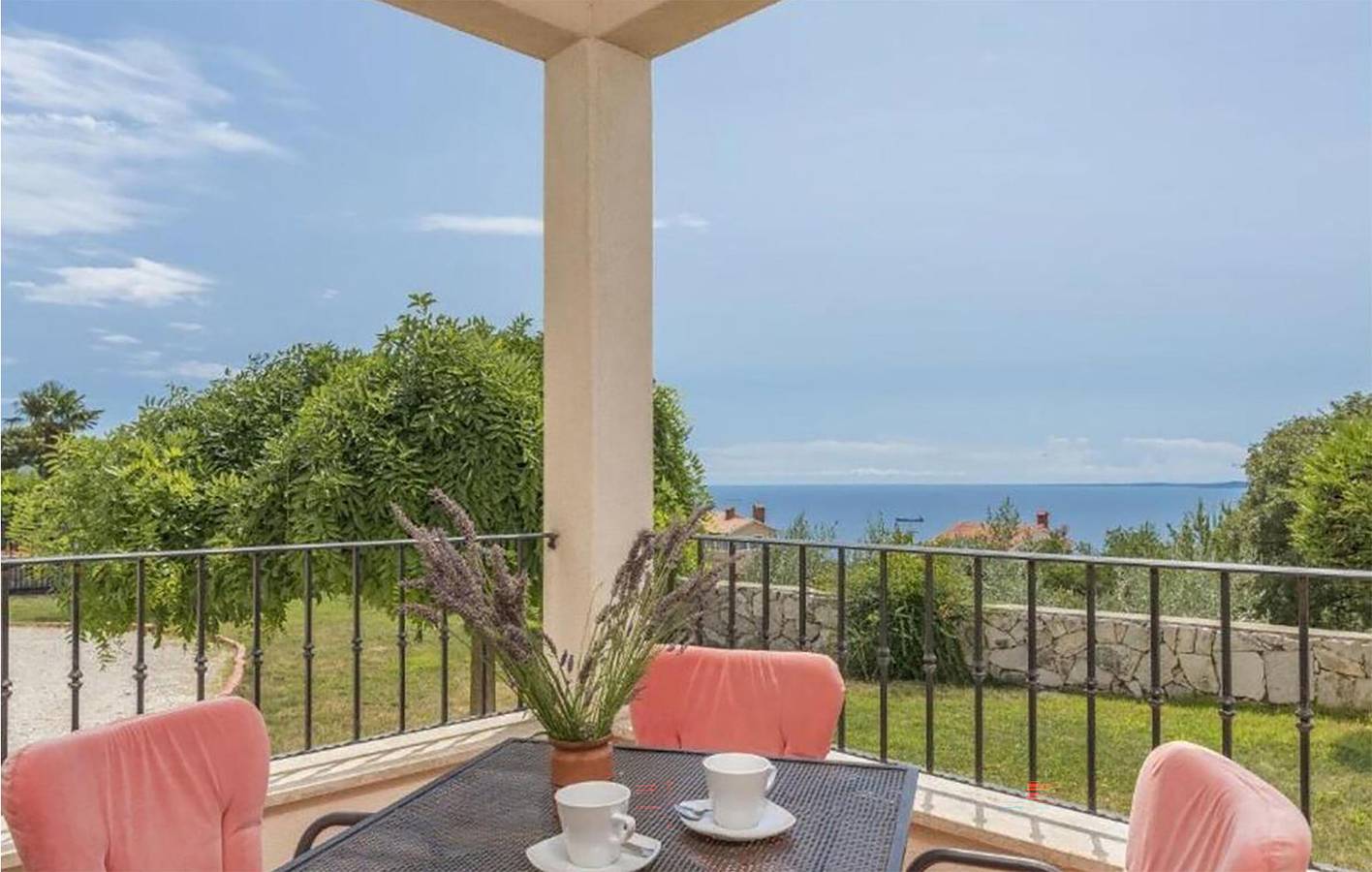 Oase am Meer: Modernes Apartment mit Terrasse und Pool, 2 km vom Strand entfernt in Raša, Ostküste Istrien
