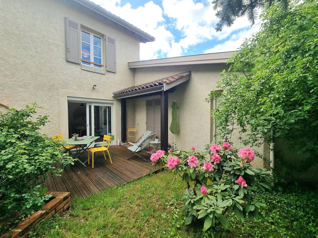 Maison cosy avec terrasse, jardin fleuri, et tout confort à Saint-Galmier in Saint-Galmier, Montbrison