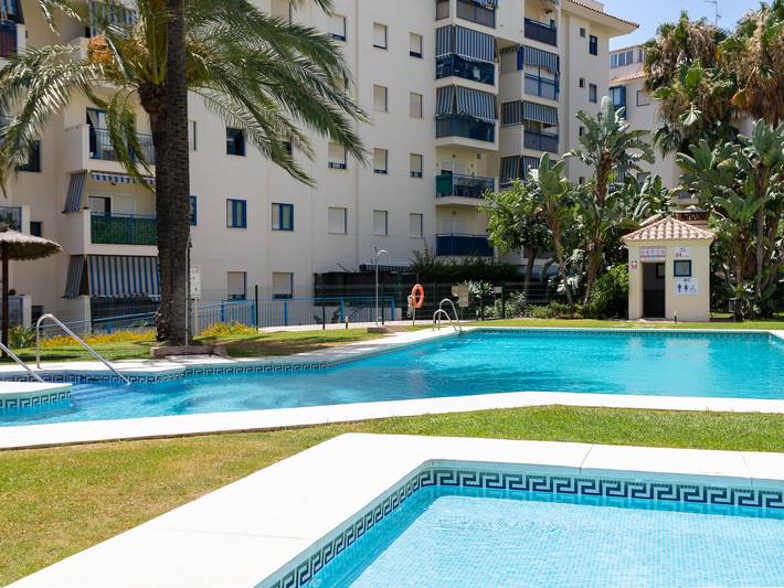 Appartamento per 6 persone, con terrazza e piscina per bambini nonché giardino a Estepona
