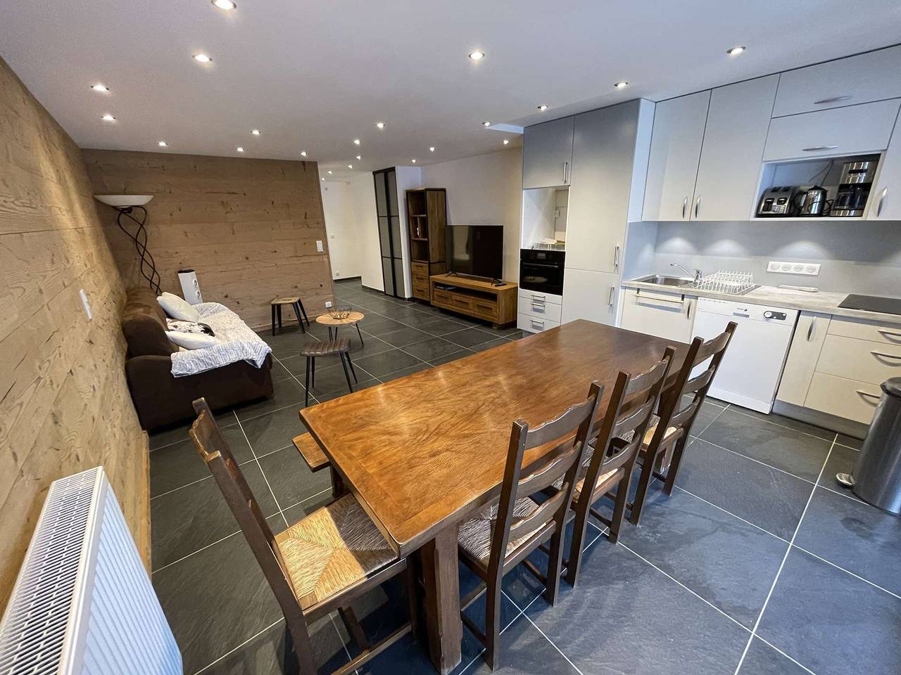 Entire apartment, Spacious 3-Room Cabin Apt for 8 with Balcony, Near Ski Lifts and Shops in Vars in Vars, Briançon region