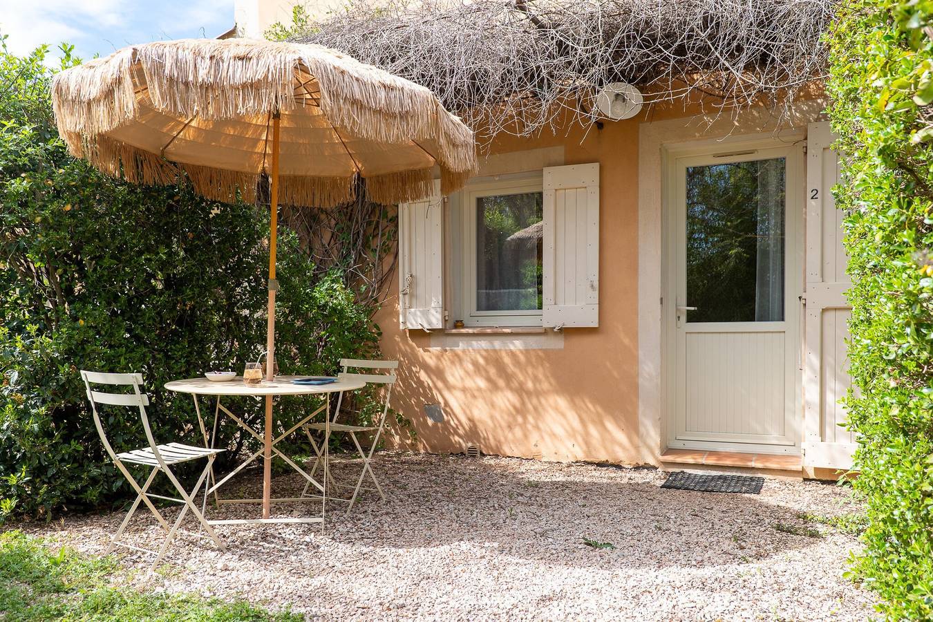 Bed & Breakfast 'Le Mas Du Loup – Zimmer Coquelicot' mit Bergblick, Gemeinschaftsterrasse und Wlan in Moustiers-Sainte-Marie, Regionaler Naturpark Verdon