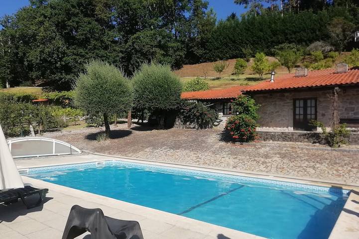 Location de vacances pour 12 personnes, avec Balcon ainsi que Jardin et Sauna dans Vila Verde
