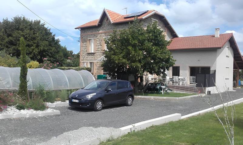 Gîte pour 5 personnes, avec terrasse et jardin dans Auvergne-Rhône-Alpes - 2