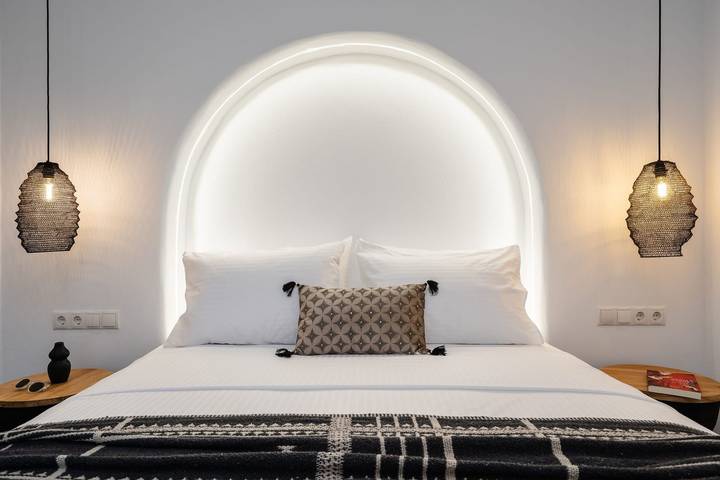 Location de vacances pour 8 personnes, avec vue sur l’océan ainsi que terrasse et jardin dans Agia Anna