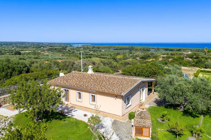 Apartamento entero, Apartamento 'Angolo Di Paradiso - Rosone' con vistas al mar, terraza privada y aire acondicionado in Orosei, Golfo de Orosei