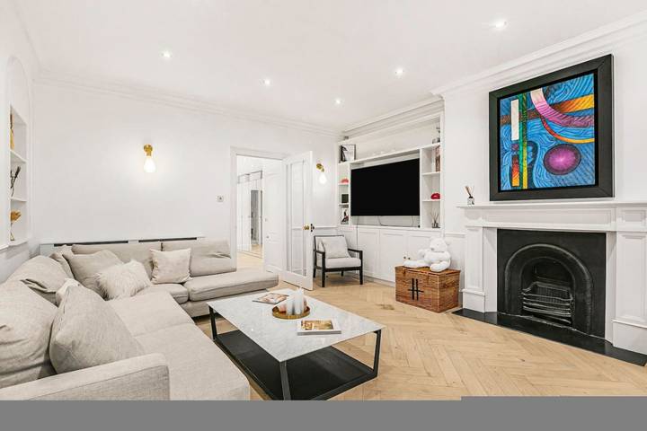 Vacation rental for 6 people, with balcony and yard, kid friendly in Kensington and Chelsea