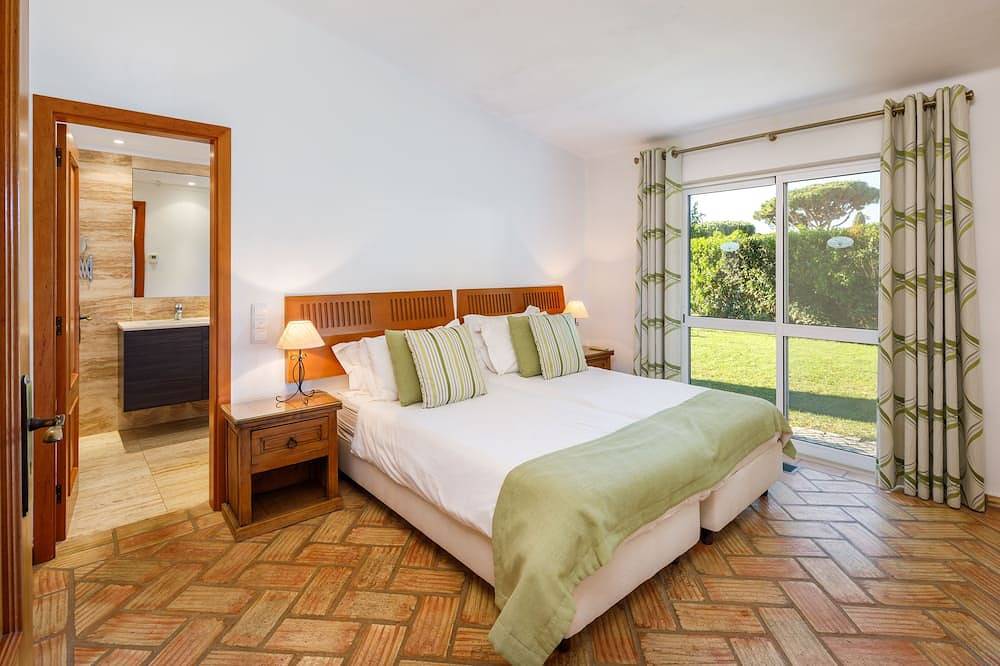 4 Bedrooms all en-suite, magnificent garden and pool area in Vale do Lobo, Almancil