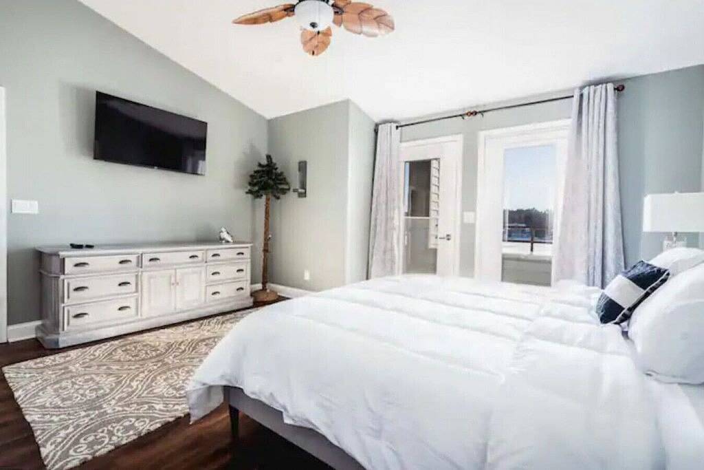 Ganze Wohnung, Lakefront Penthouse Fully Upgraded Panoramic Views Boat Slip Indoor Outdoor Pool in Lake Delton, Sauk County