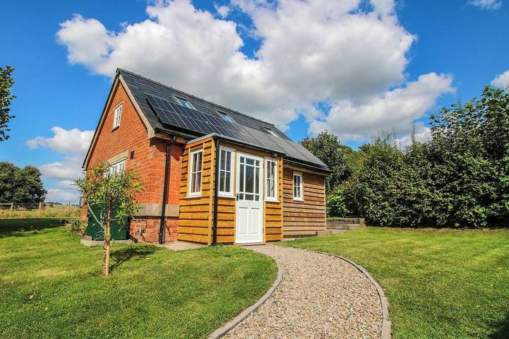 Glamping for 4 people, with garden in Herefordshire