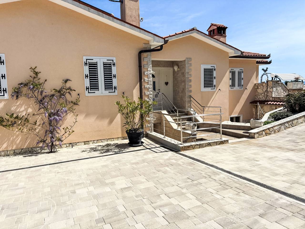 Ganze Wohnung, Niki mit Meerblick in Raša, Ostküste Istrien