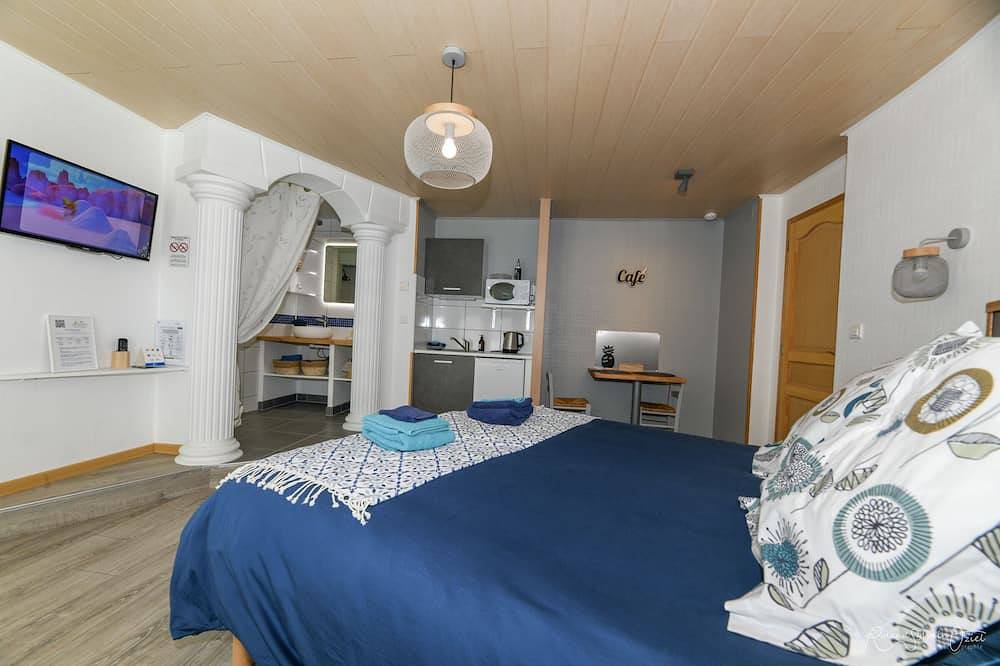 Chambre d'hôte Santorin avec terrasse et piscine in Montreuil  (Vendée), Fontenay-le-Comte