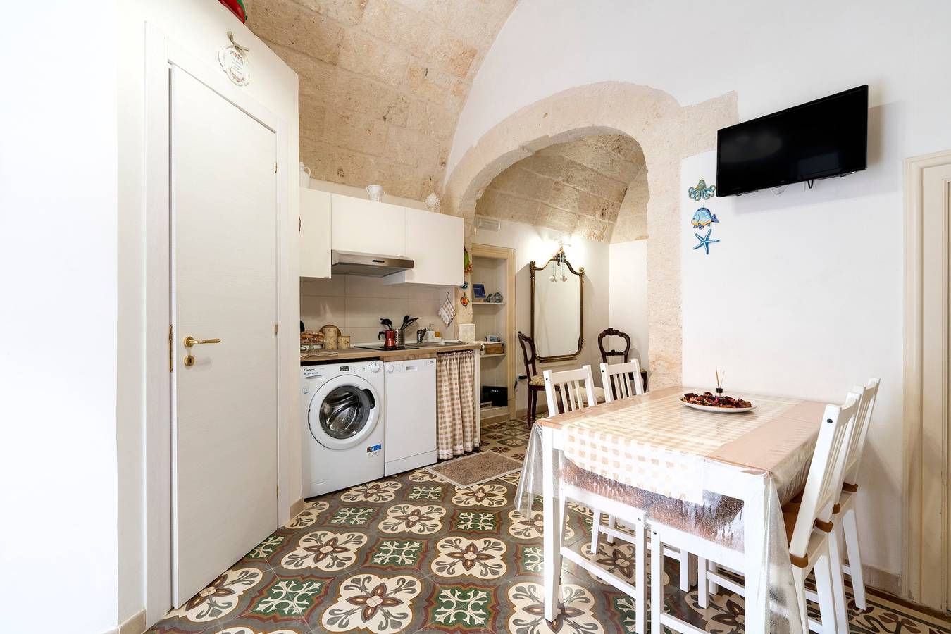 Entire apartment, Holiday Apartment "Chiarina Rooms 2" with A/C und Wi-Fi in Polignano a Mare, Bari Province
