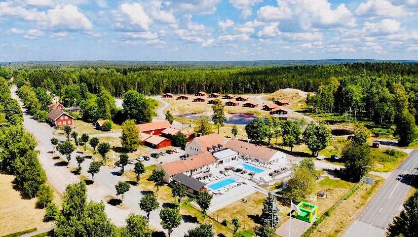Hotel für 4 Personen, mit Terrasse und Whirlpool sowie Garten und Pool in Lessebo und Umgebung