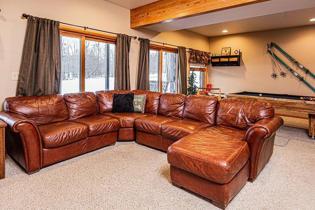 Marvelous 5 Bedroom Log Chalet w / Hot Tub in privaten Community! in McHenry, Deep Creek Lake