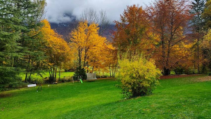 Location de vacances pour 8 personnes, avec jardin et vue à Lépin-le-Lac - 4