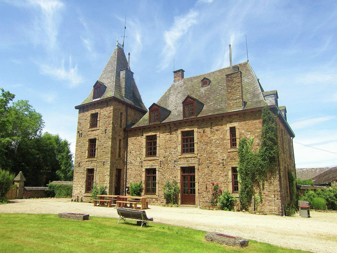 Luxurious Castle with Private Pool and Sauna in Ardennes in Trois-Ponts, Lüttich und Umgebung