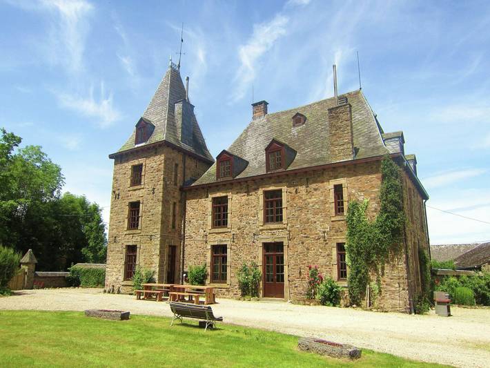 Location de vacances pour 14 personnes, avec sauna et terrasse ainsi que piscine et jardin, adapté aux familles à Trois-Ponts