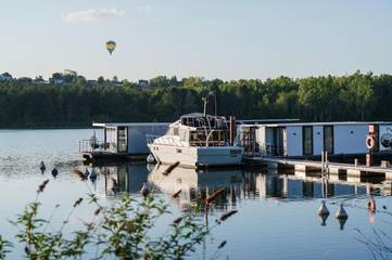 Bateau pour 2 personnes, avec sauna et vue sur le lac ainsi que terrasse et vue dans Parc naturel régional du Vexin Français