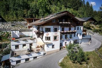 Ferienwohnung für 4 Personen, mit Ausblick und Garten in Ladis