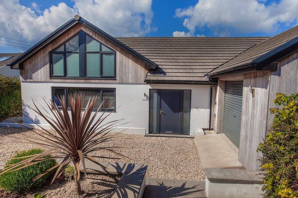 1 Bed Cabin. Parking. Private & secure Garden. Pets welcome. Nr to beaches/walks in Cornwall
