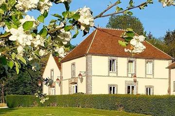 Gîte pour 39 personnes, avec jardin et sauna à Villeneuve-sur-Yonne