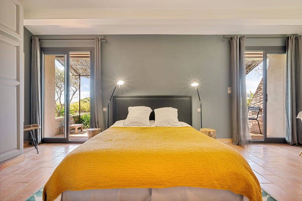 Villa de prestige classée 5*  vue mer, calanques, Cassis. Piscine chauffée. in Cassis, Parc national des Calanques