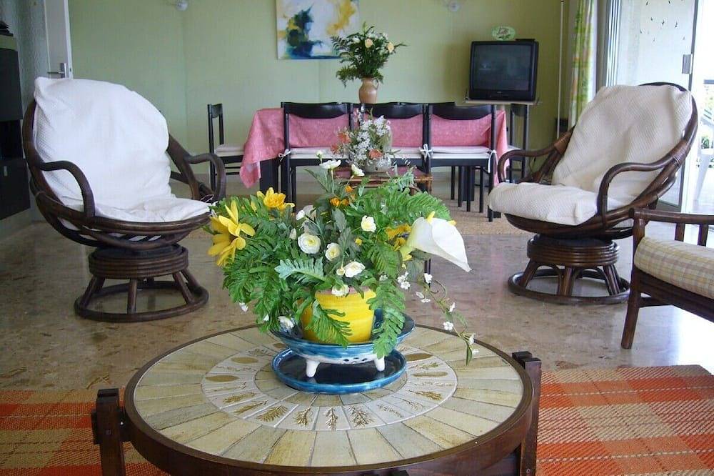 Family villa in Corsica with fabulous sea views in Sagone, Vico