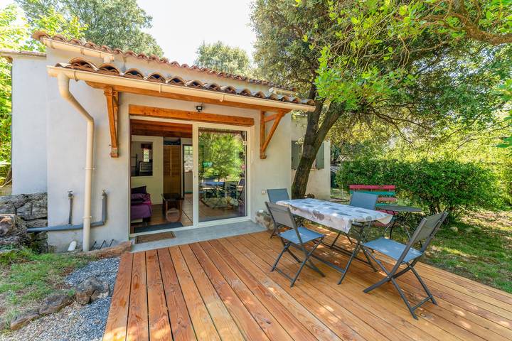 Holiday Home 'Les Taillades' with Shared Pool, Private Terrace and Wi-Fi in Mialet, Cévennes