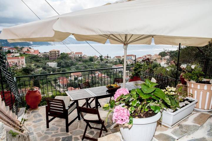 Gîte pour 3 personnes, avec Balcon et Terrasse ainsi que Jardin et Vue dans Άσος