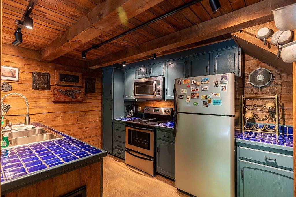 The Dog House - Romantic, Hot Tub, Creekside, Firepit Perfect couples getaway! in Blue Ridge Parkway, Watauga County