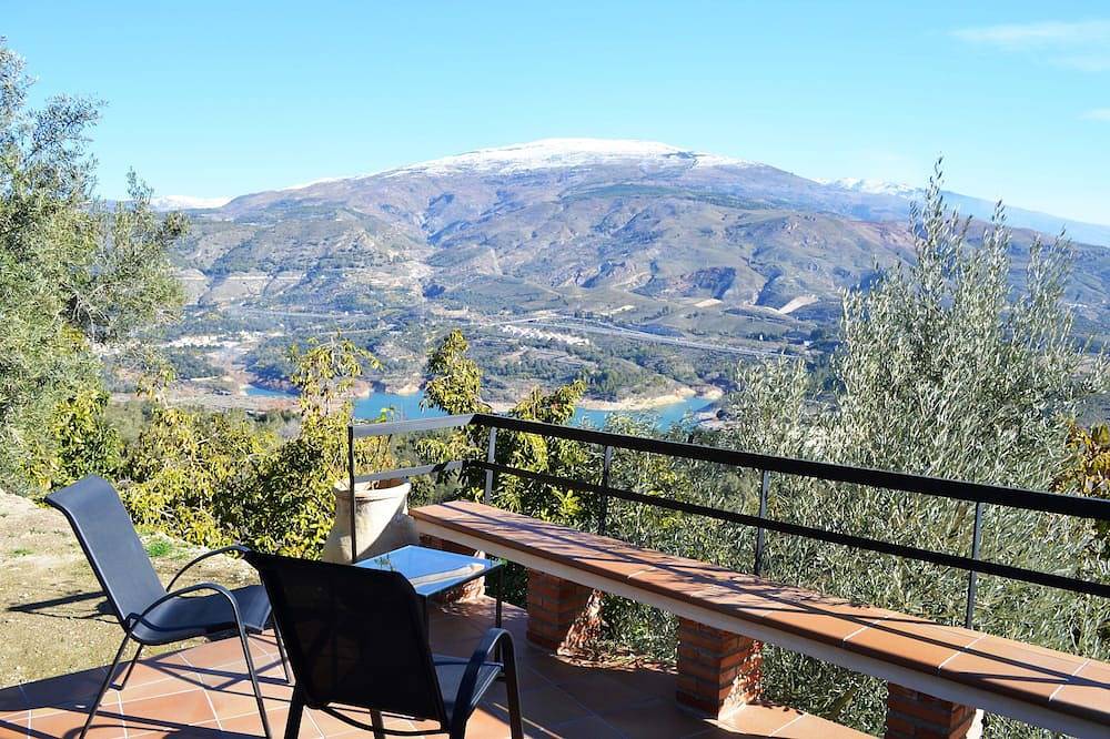 Rural house \"Encina Gorda\", ideal to enjoy rest and privacy. in Pinos del Valle, El Pinar