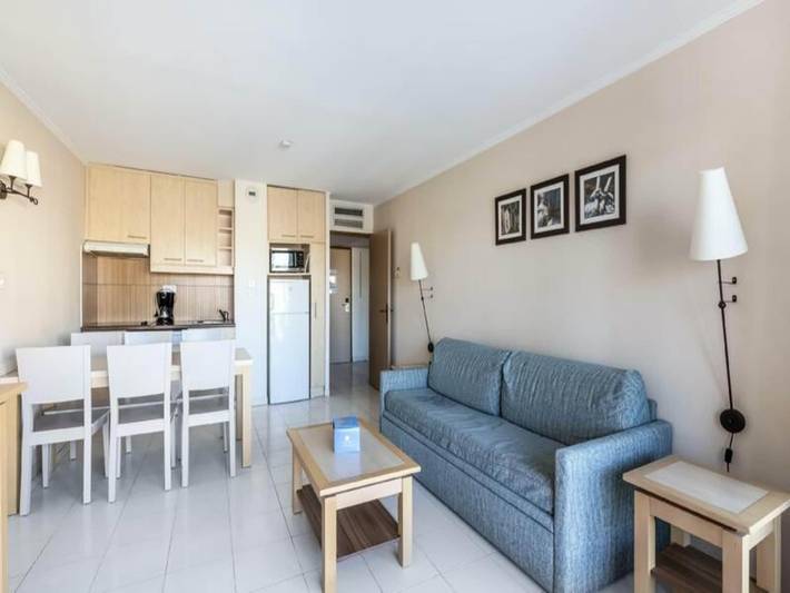 Gîte pour 6 personnes, avec balcon et piscine, adapté aux familles dans Plage du Port Fréjus - 2