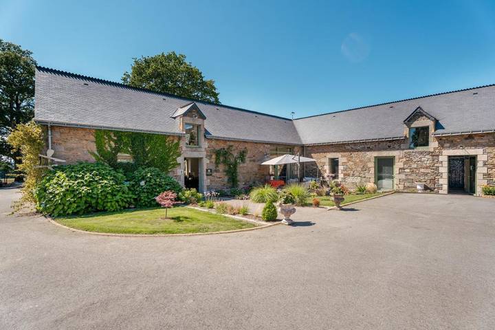 Location de vacances pour 4 personnes, avec Terrasse et Jardin ainsi que Piscine et Sauna à Neulliac