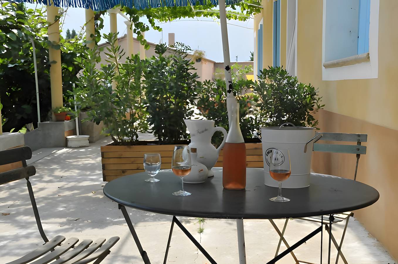 Cottage 'Atelier De Fernand - Mas Des Iles' with Private Terrace, Shared Garden and Wi-Fi in Pont-Saint-Esprit, Nimes region
