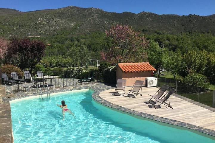 Location de vacances pour 12 personnes, avec Jacuzzi ainsi que Terrasse et Jardin à Mosset