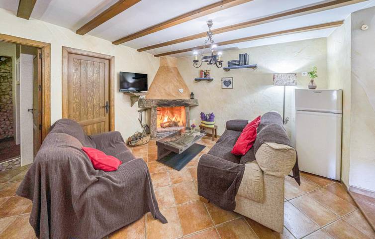 Cozy Laroya Apartment: WiFi, AC, Fireplace, Pool, Grill in Laroya, Cordillera Penibética