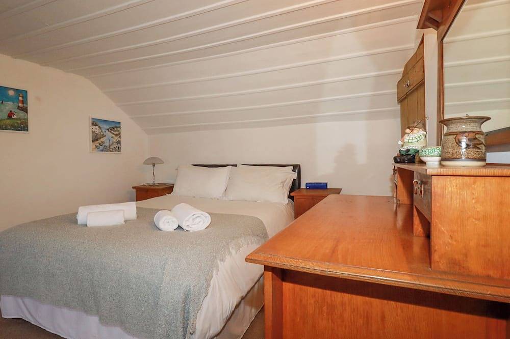 Rose Cottage, pet friendly, character holiday cottage in Falmouth in Falmouth (Cornwall), Cornwall