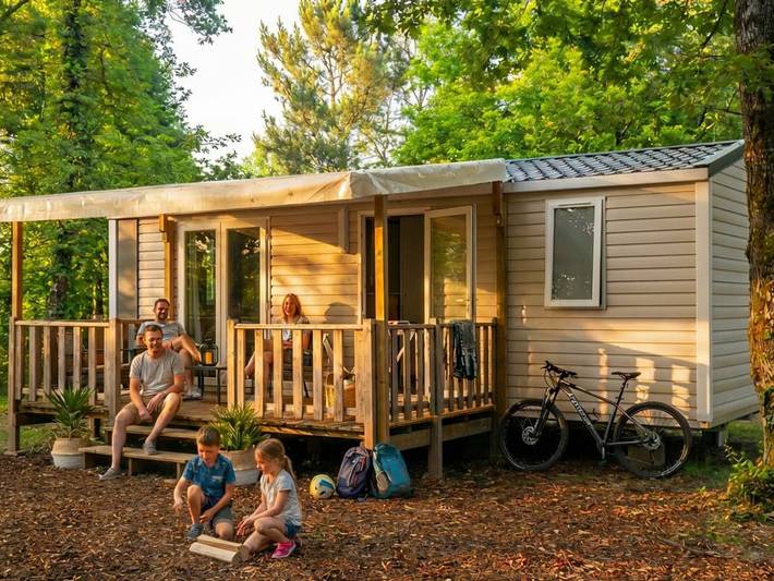 Camping für 6 Personen, mit Pool und Terrasse, mit Haustier in Cantal