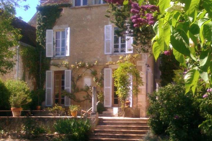 Location de vacances pour 8 personnes, avec Jacuzzi ainsi que Terrasse et Jardin dans Crain
