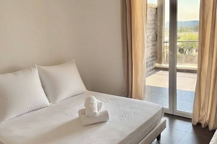 Apartamento entero, Pinarello sea view duplex, fully air-conditioned, swimming pool, 500 m from beach. in Pinarellu, Zonza