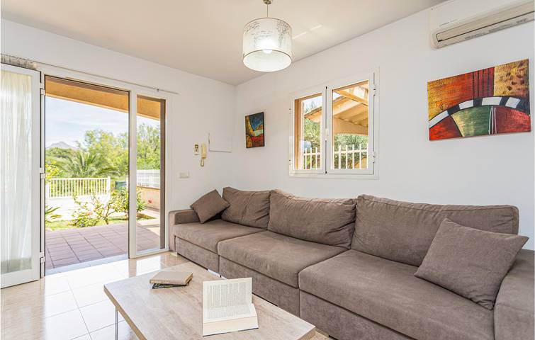 Poolside Terrace Apartment - 2km to Beach in Port d'Alcúdia, Alcúdia