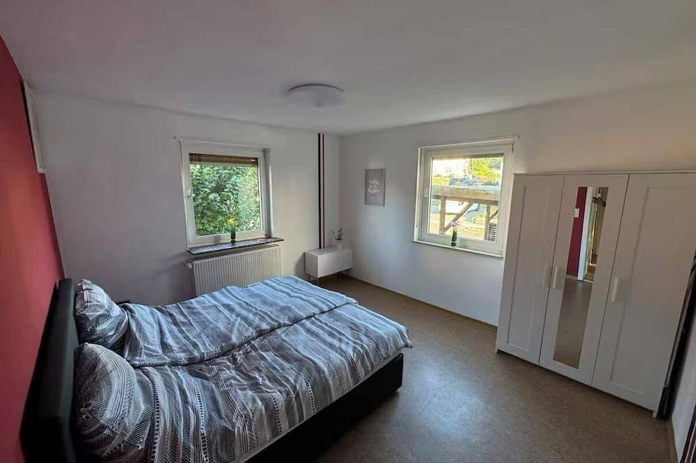 Ganze Wohnung, Große Ferienwohnung mit Garten und Wallbox - auch Haustiere willkommen in Künzell, Rhön-Hessen