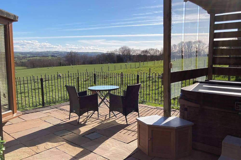 Quakerfield Lodge, with private hot tub \nfabulous views, dogs welcome in Lancashire